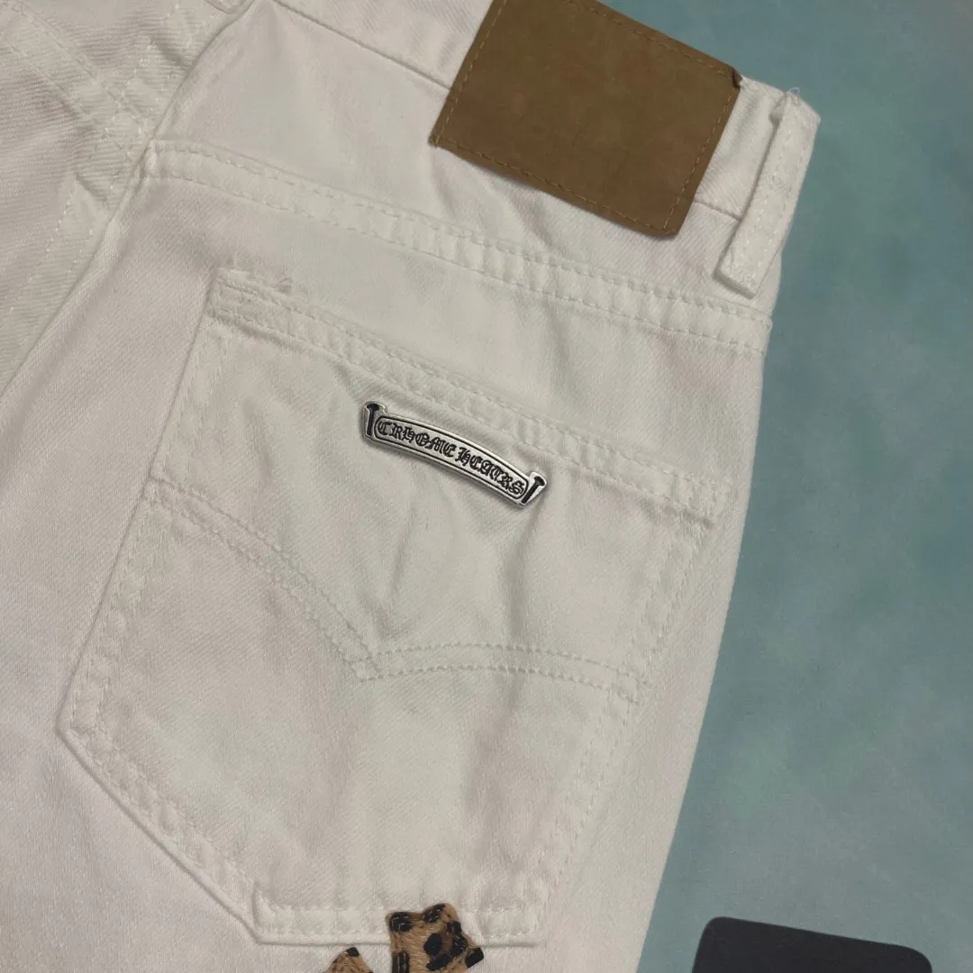 🅿️290 🔘Style number-KL172 🔘Croxin𝐂𝐡𝐫𝐨𝐦𝐞 𝐇𝐞𝐚𝐫𝐭 25SS white cow leopard print leather graffiti painting jeans* The color of Croxin is super bright! It is made of beaded canvas fabric and has been washed with heavy industry. The texture is superb and you can feel the uniqueness on your upper body. The three-dimensional cutting makes the pants particularly crisp and stylish no matter how you wear them. The hardware is custom-made and is of excellent quality, durable and classy. There is also the customized small leather label, which is designed with special care. The leopard cross-shaped pattern and colorful graffiti paintings on the pants are very eye-catching. The graffiti letters "MENTAL" and "Moti Vation" are full of trend and have a genderless style that can be easily worn by both men and women. The matching suggestions are as follows: Cool and handsome street style: Pair the upper body with a short black midriff-baring vest, a loose black denim jacket, black thick-soled Martin boots, a black baseball cap and a silver necklace, which will turn heads when you go out on the street. Casual and trendy style: wear a white loose T-shirt inside, a colorful loose knitted cardigan outside, white sneakers on your feet, and a heart-shaped black satchel on your back. It is comfortable and fashionable for daily travel. Personalized mix and match style: Wearing a fluorescent green long-sleeved bottoming shirt, a light-colored short leather jacket, jeans, colorful sneakers, and unique sunglasses and bracelets, you will definitely be the center of attention when you go to a music festival.  Size: S M L XL (28.30.32.34) Color: White